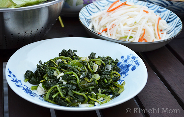 Shigumchi Namul (seasoned spinach) | www.kimchimom.com