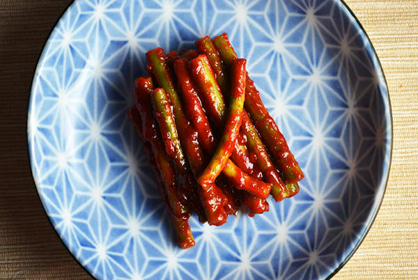 Spicy Pickled Garlic Scapes | www.kimchimom.com
