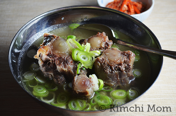 Korean Oxtail Soup | www.kimchimom.com