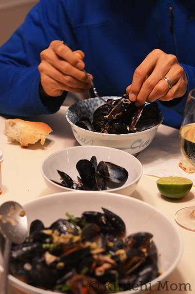 Thai-style Mussels #SundaySupper #GGHoliday2013 | www.kimchimom.com