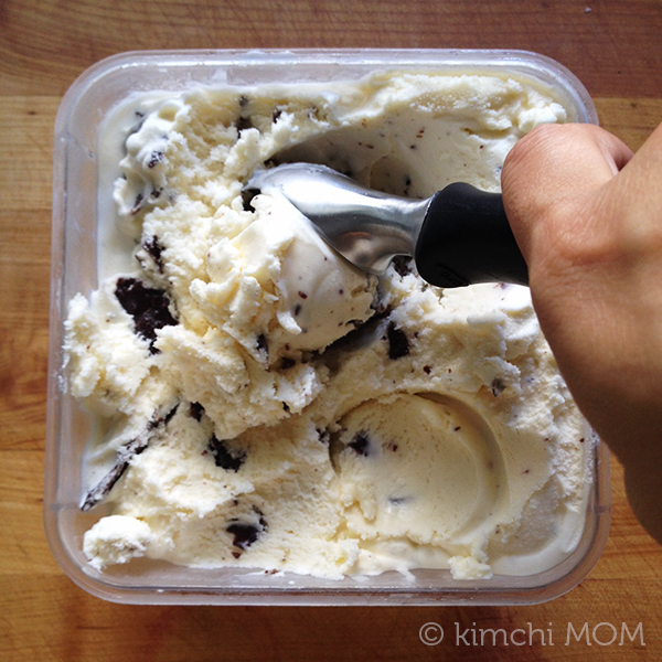 Vanilla Ice Cream with Chocolate Covered Potato Chips #icecreamforoxo | www.kimchimom.com