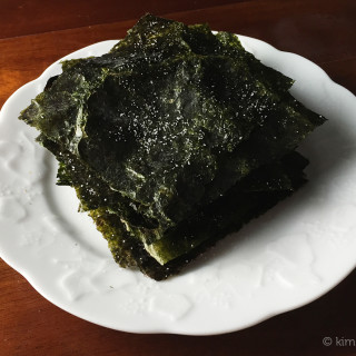 Roasted Seasoned Dried Seaweed (Gheem Gui / 김구이) | www.kimchimom.com