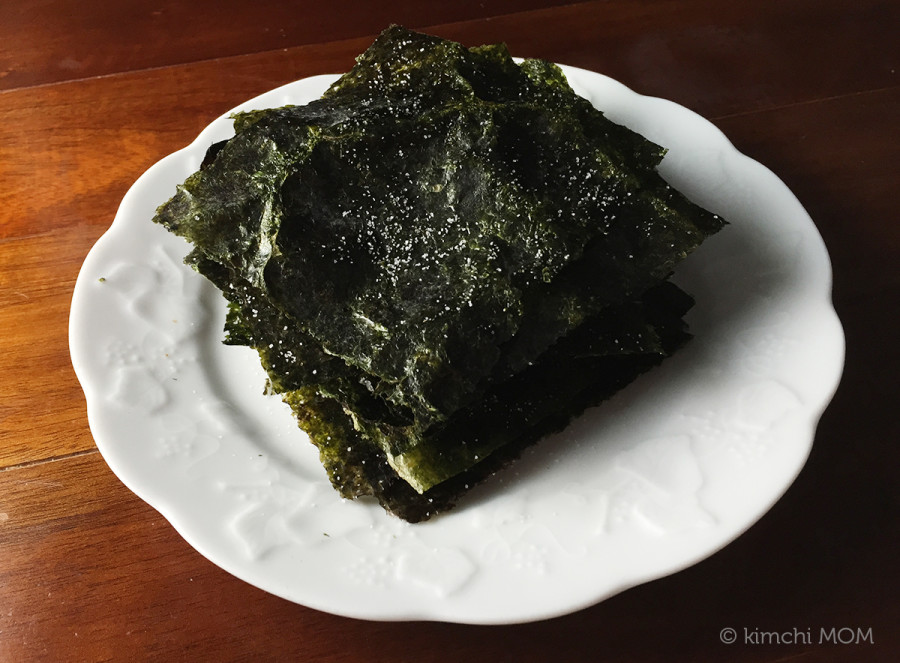 Roasted Seasoned Dried Seaweed (Gheem Gui / 김구이) | www.kimchimom.com