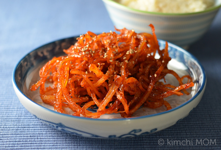 Korean Seasoned Dried Squid (Ojingeochae muchim) #SundaySupper | www.kimchimom.com